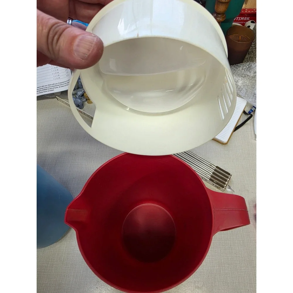 Vintage Rubbermaid 2.25 Quart and 1 gallon Pitchers Set of 3 Blue Red Cream